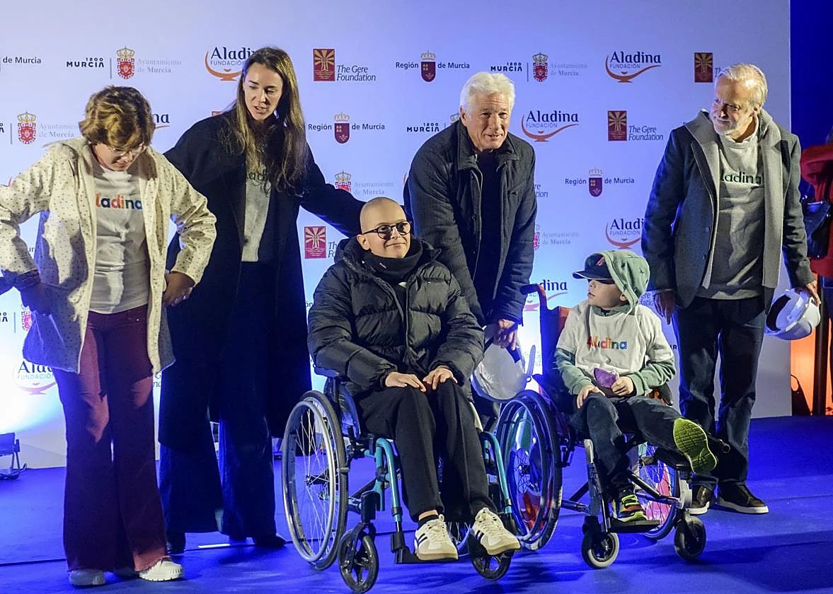 Richard Gere, al centro, junto a pacientes oncológicos infantiles de La Arrixaca.