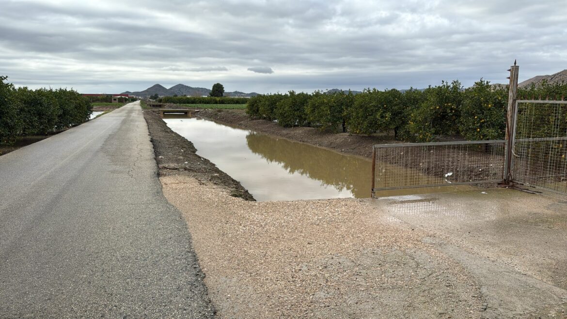 Envían una alerta a los móviles por el riesgo de desbordamiento de una acequia entre Beniel y Santomera