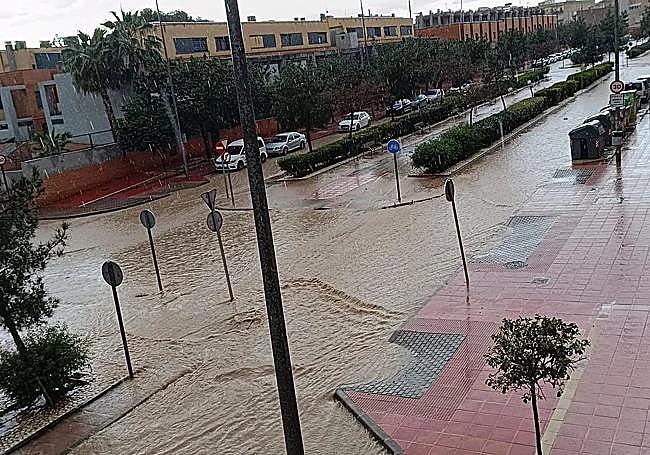 La rambla de Espinardo, anegada por las lluvias.