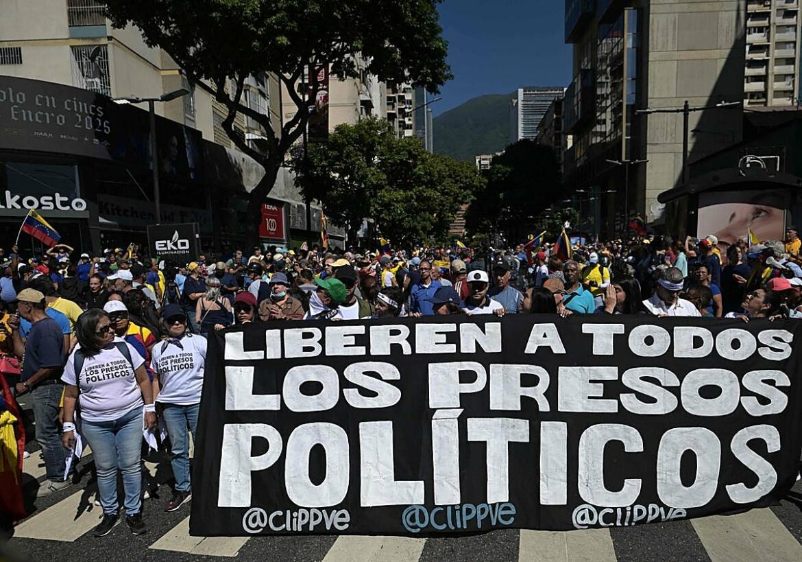 Venezuela excarcela a 99 detenidos durante las protestas por la reelección de Maduro