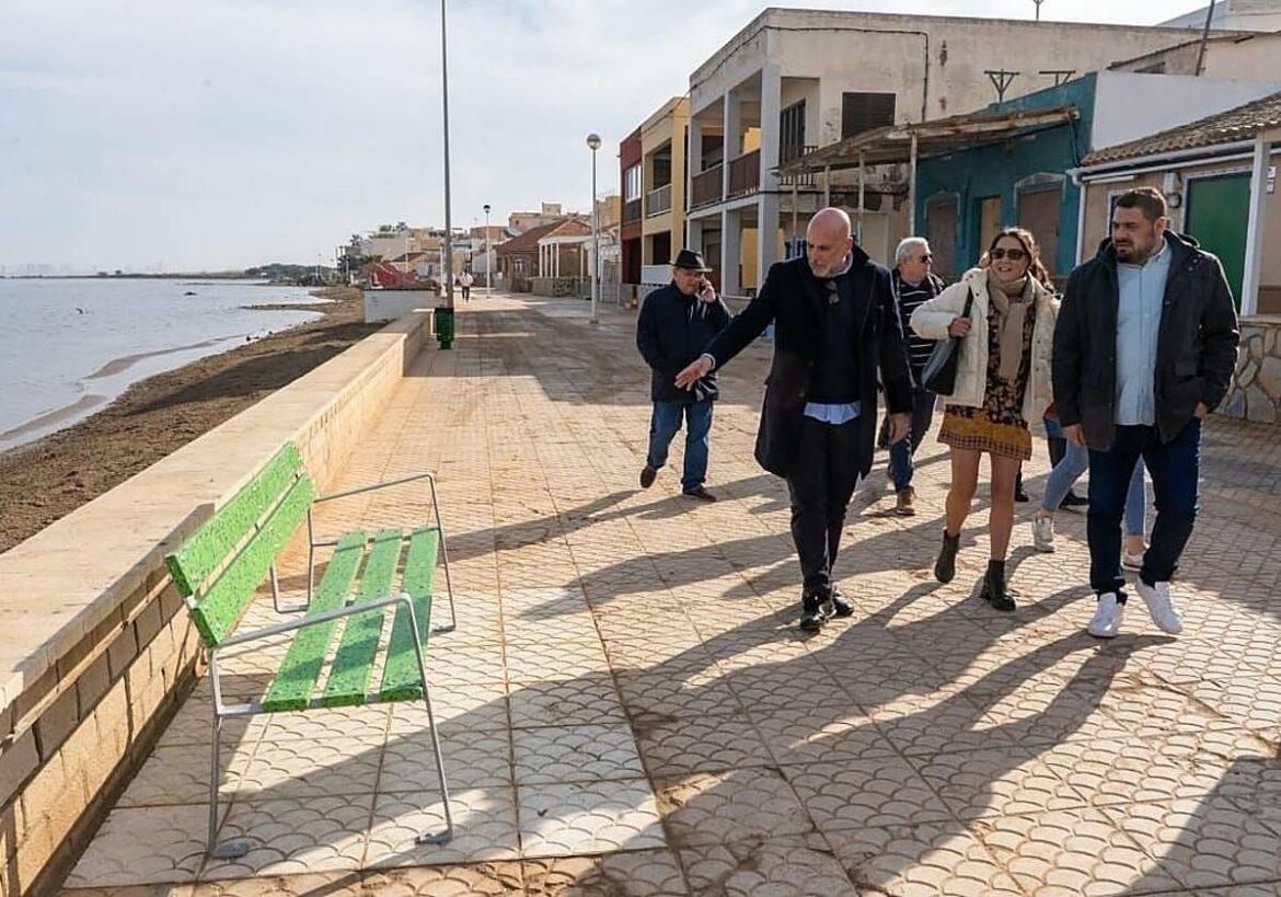 Litoral cambia el mobiliario pero el paseo de Los Nietos «sigue bloqueado por Costas»