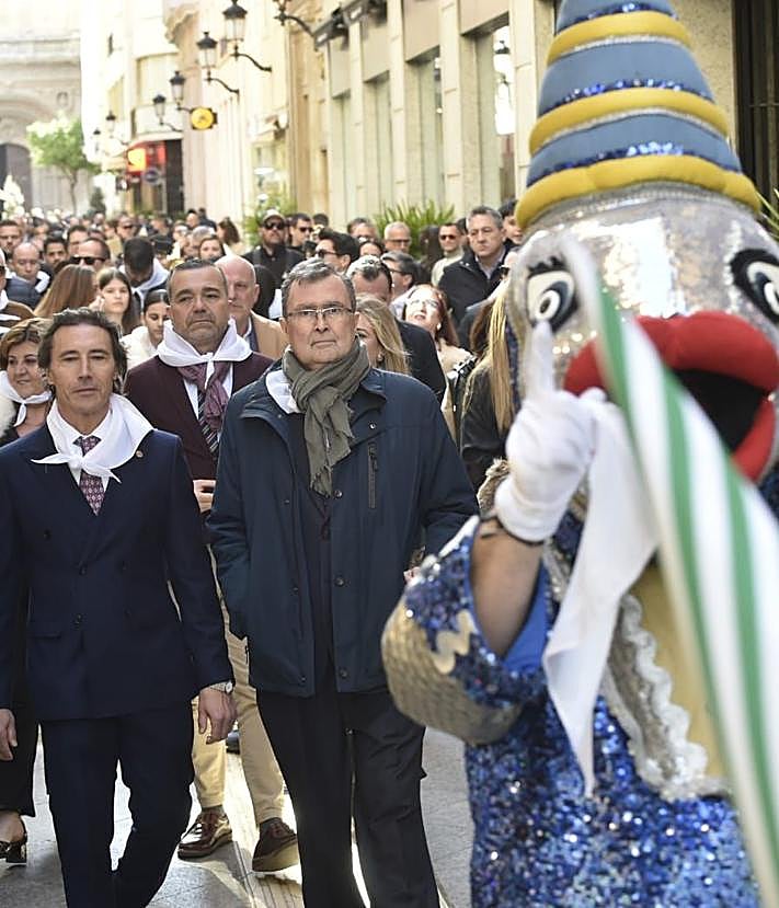Imagen secundaria 2 - Explosión abstracta de la primavera para anunciar el Entierro de la Sardina de Murcia