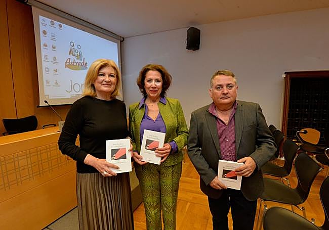 Presentación en 2022 del libro 'Sin lechos de certidumbre', de Carmen Gallego Martínez, con de Ana Cárceles Alemán y Pascual García García.