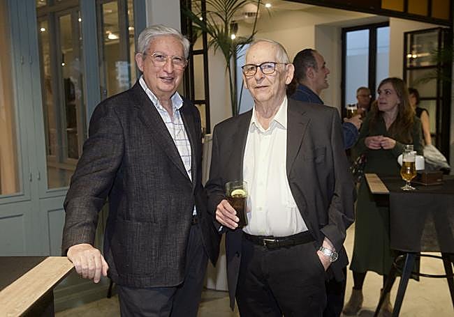 Manuel Molina Boix y Pepe Carreres, en la presentación de la revista del 120 aniversario de LA VERDAD.