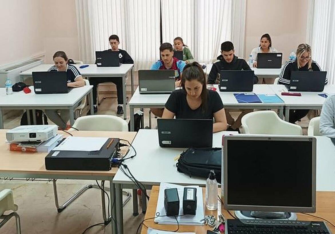 El SEF firma 371 convenios para que jóvenes desempleados realicen prácticas en empresas