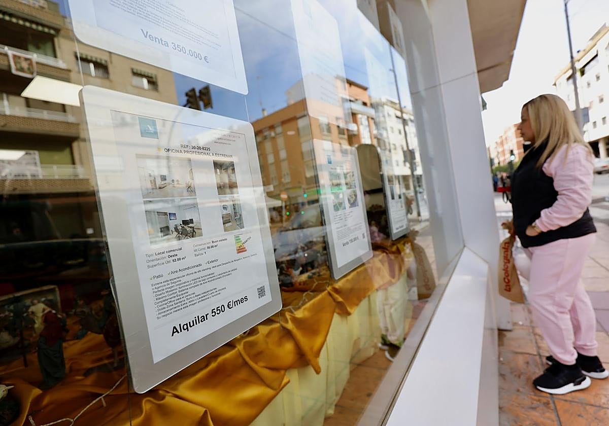 Una mujer frente a una inmobiliaria en Murcia, en una foto de archivo.