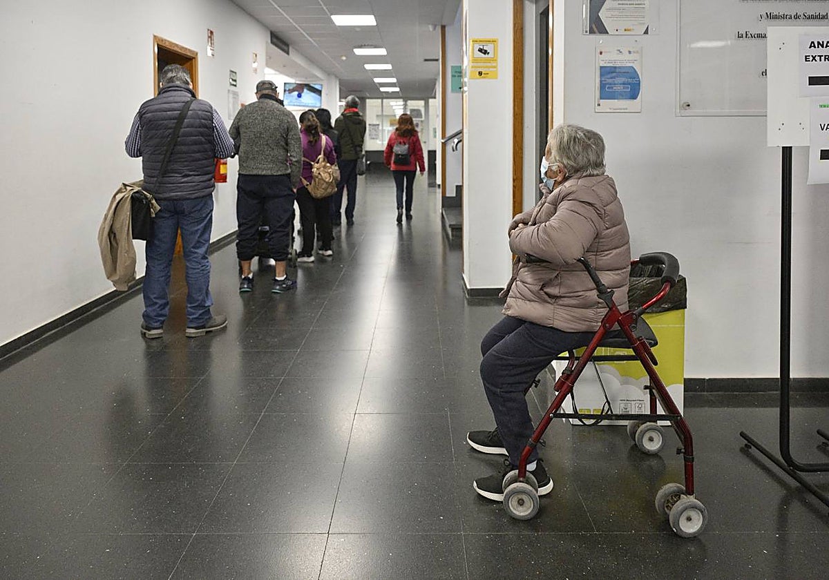 Pacientes aguardando su turno para ser atendidos en Admisión, en el centro de salud de San Andrés (Murcia) este invierno.