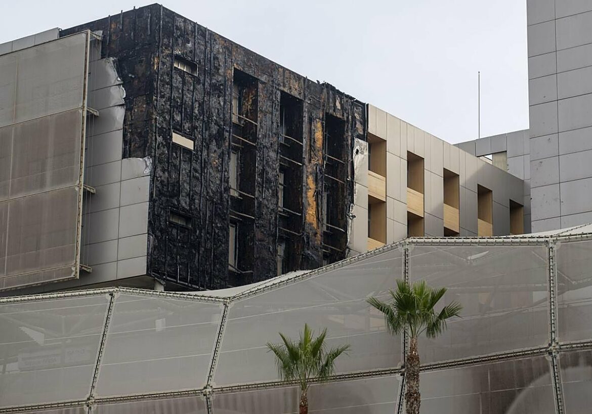 Urbanismo da 45 días a Salud para reparar la fachada calcinada del Santa Lucía de Cartagena