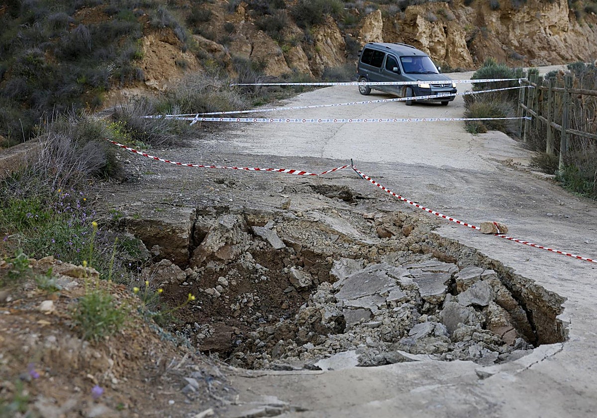 Socavón abierto por la borrasca 'Francis' en el Camino de los Pérez, en El Garruchal de Murcia.
