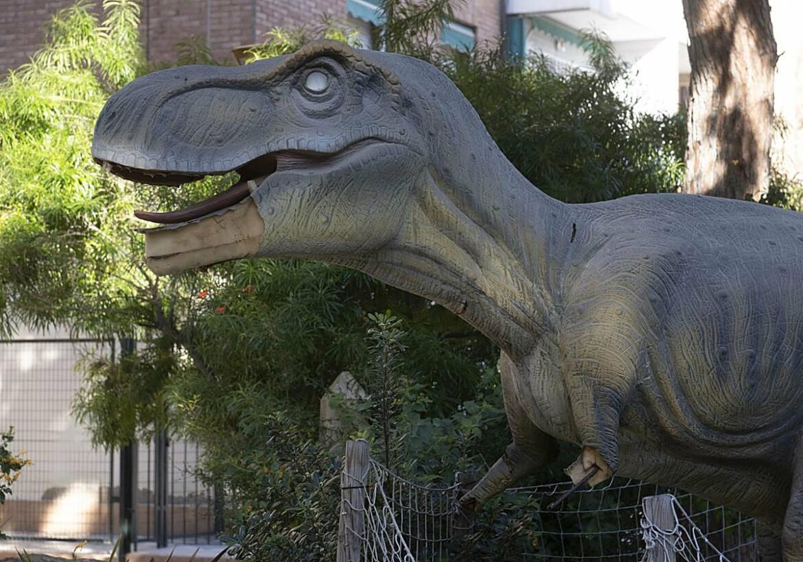 Los ataques vandálicos se ceban con los dinosaurios que decoran el parque Sauces de Cartagena