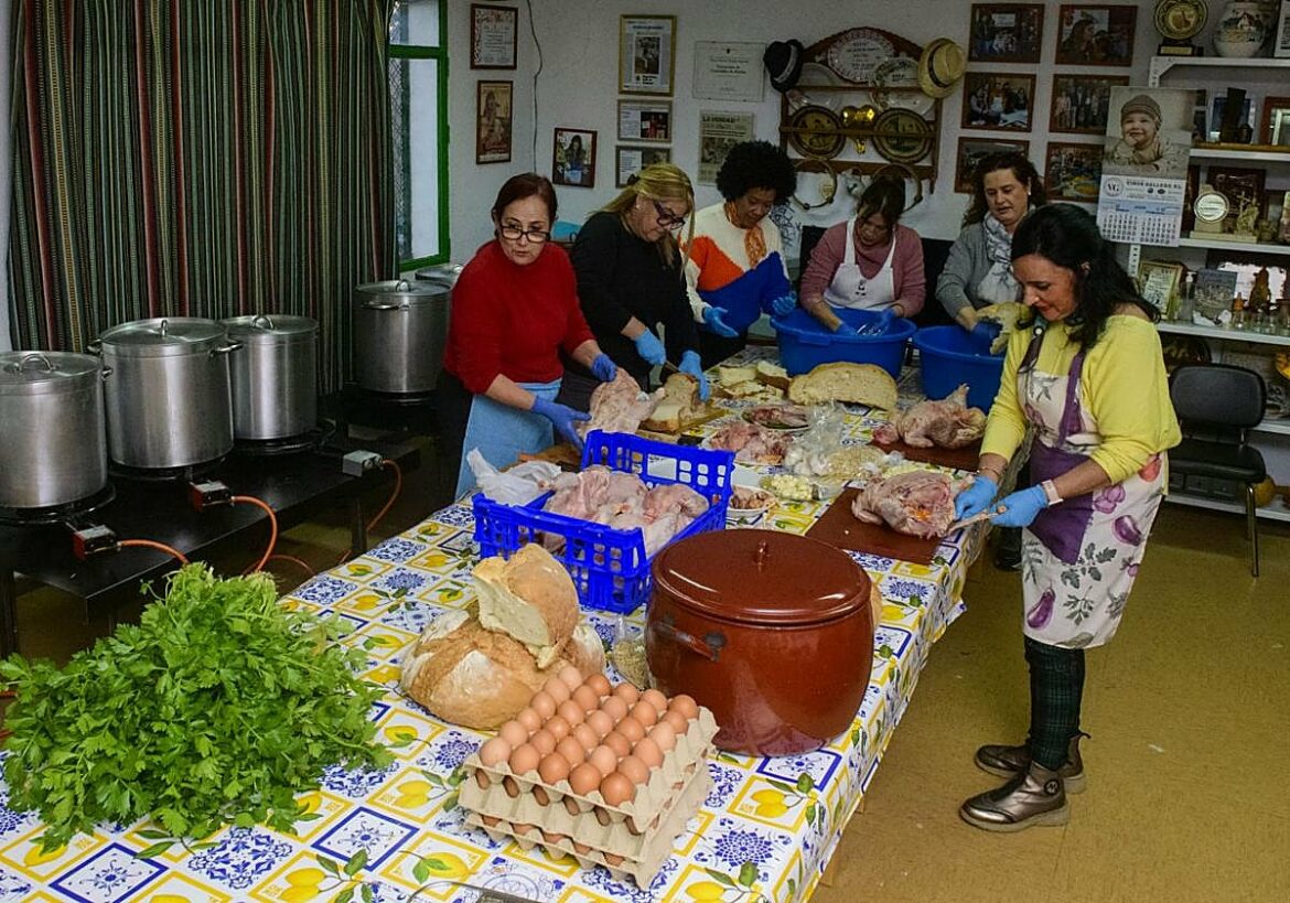 300 docenas de huevos, 100 gallinas y 36 morcones: todo lo necesario para hacer las miles de pelotas de Patiño