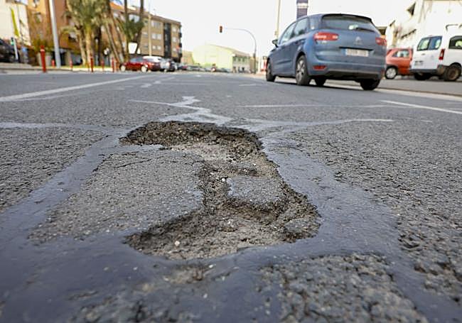Socavón en plena carretera de Alicante.