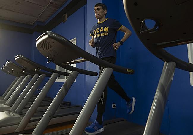 Mariano García entrena en una cinta de correr.