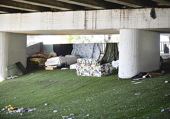 Colchones y ropa de abrigo bajo la Ronda Oeste en el Malecón, donde muchos 'sintecho' buscan refugio.