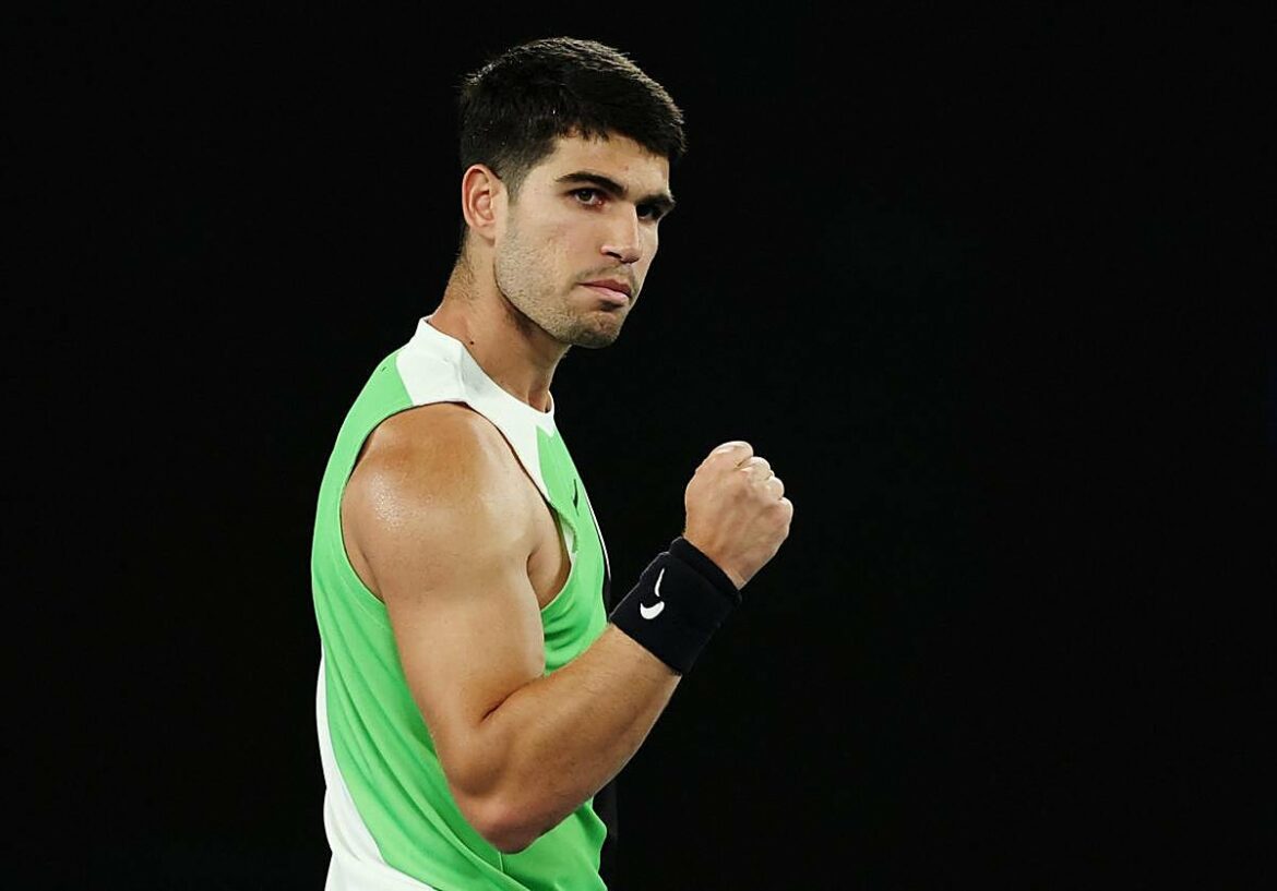 Carlos Alcaraz suda para ganar en su debut en Australia
