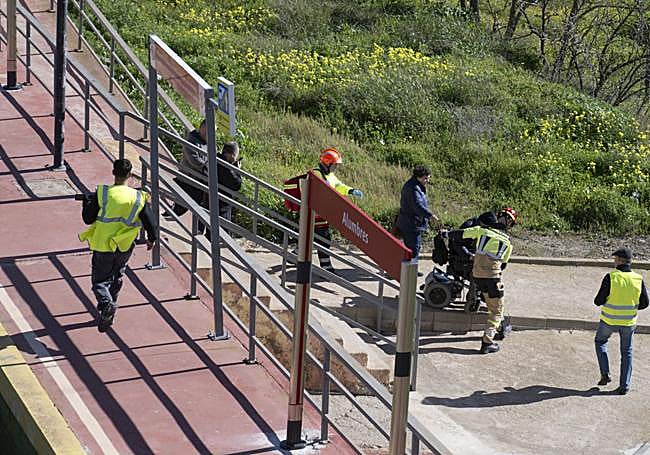 Un herido por el choque de un tren de pasajeros contra un camión grúa en Cartagena