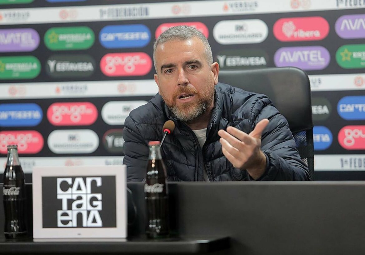 Javi Rey, entrenador del Cartagena: «Soy feliz en este club»