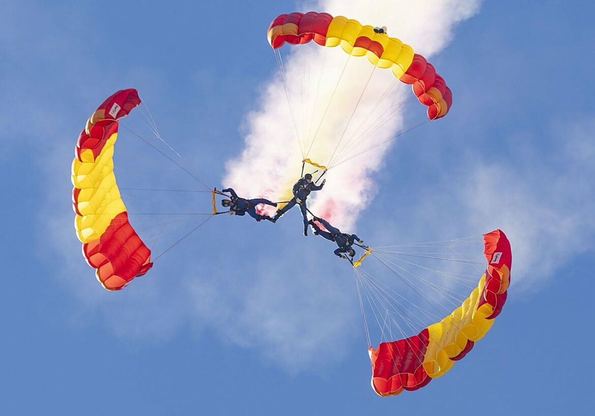 Salto masivo en el cielo de Alcantarilla por los 78 años del paracaidismo militar español