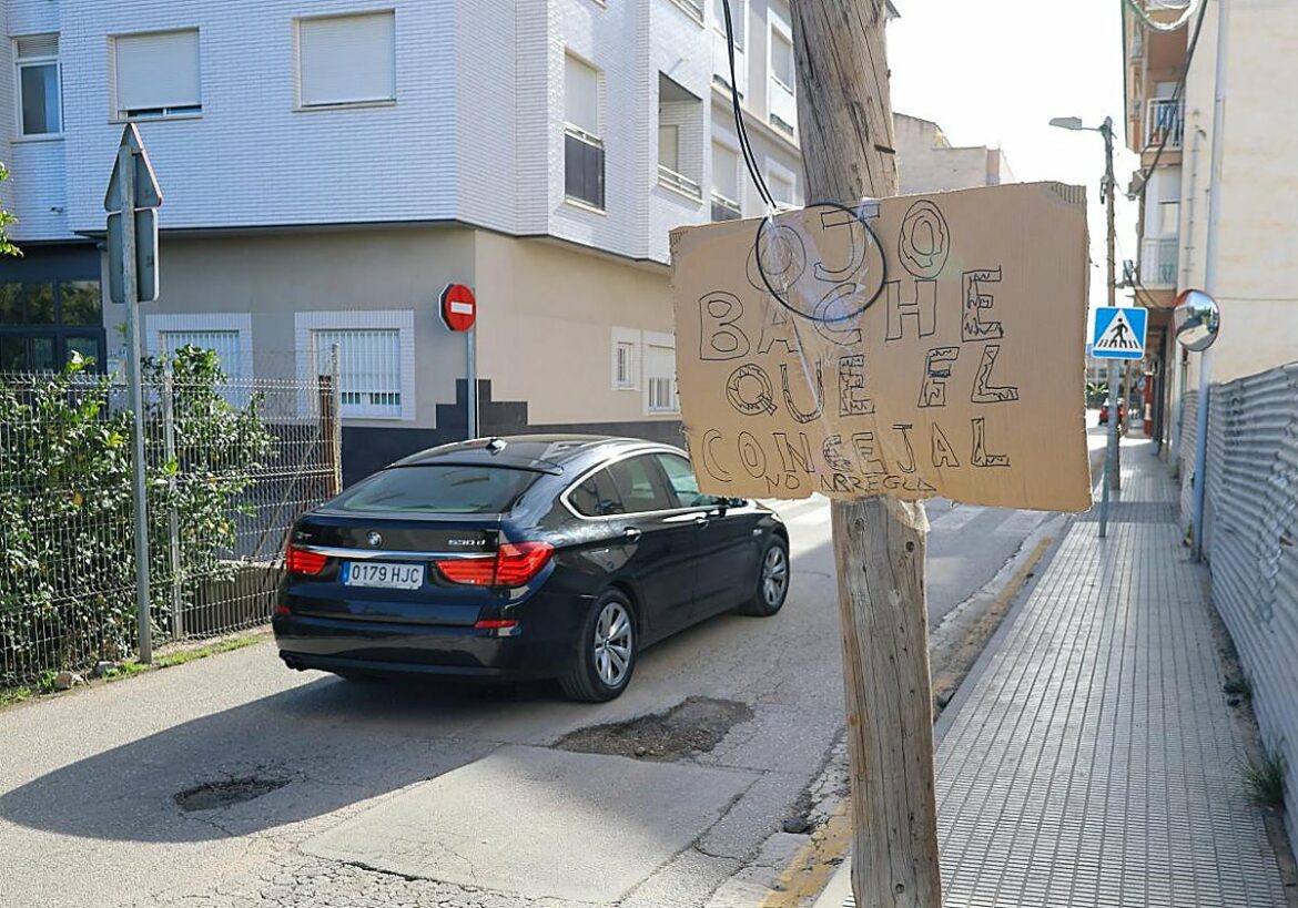 «Ojo, bache»: indignación por un socavón en Puente Tocinos