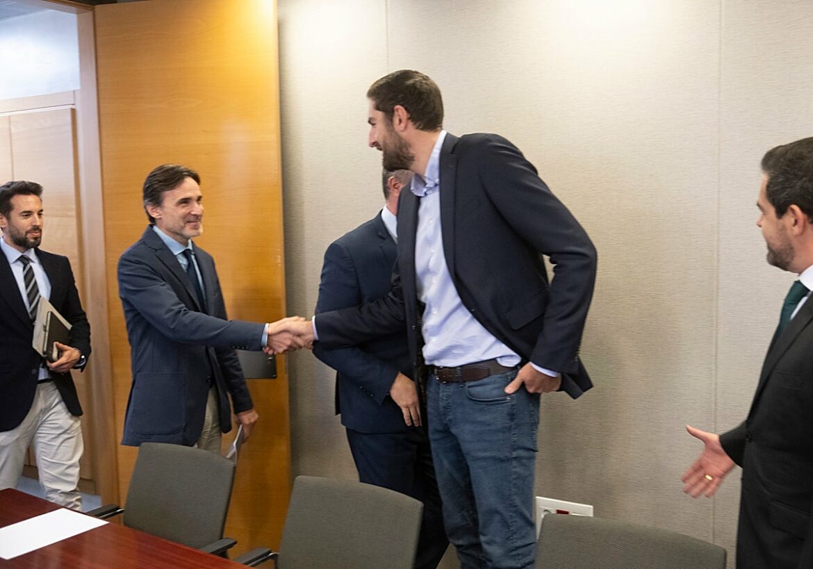 El Gobierno de la Región incluye medidas antiokupación en la ley de vivienda para atraer a Vox