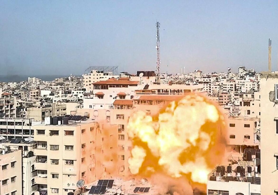 El bombardeo de Israel sobre Gaza deja más de 30 muertos y ensombrece la apertura de Rafah