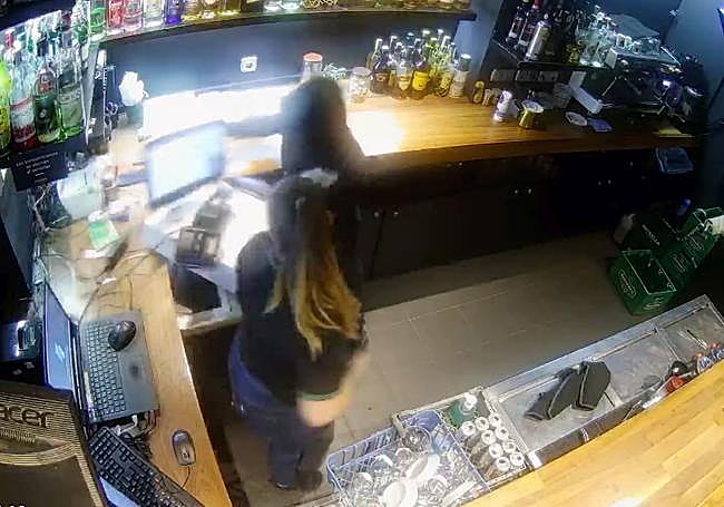 Dos detenidos por atracar un salón de juegos en Águilas y amenazar a la dependienta con un machete