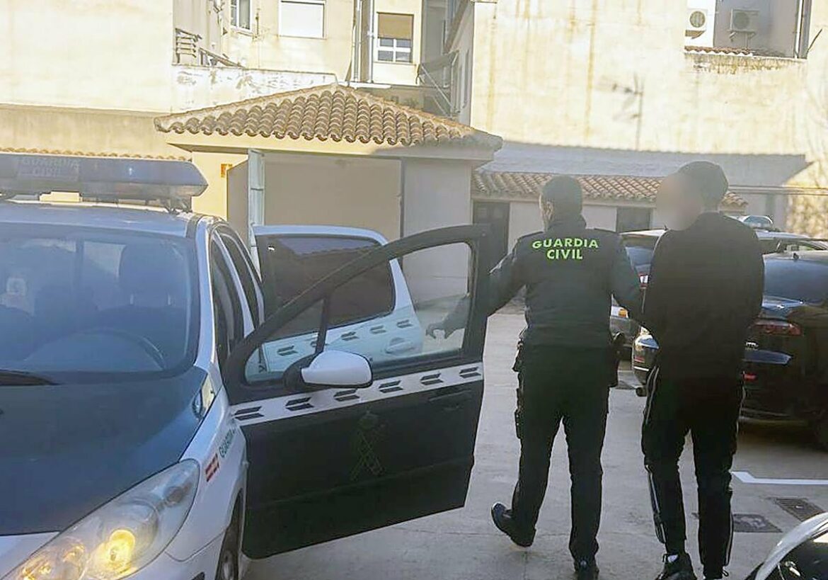 Tres detenidos en el desmantelamiento de un fumadero de droga en Cehegín