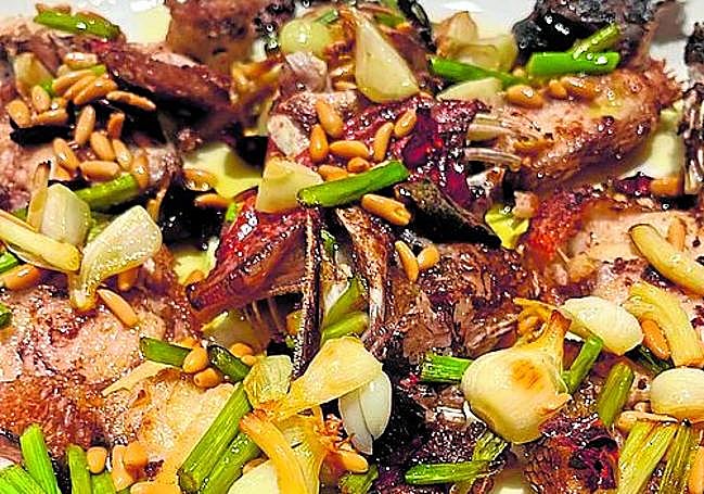 Gallo pedro con ñoras y ajos tiernos.