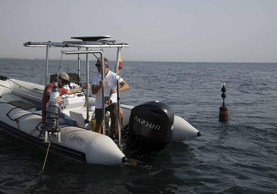La Comunidad externaliza en una única empresa todas las analíticas del Mar Menor