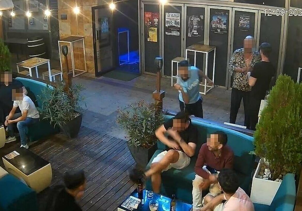 Puñaladas por la espalda en la terraza de un bar de Puerto de Mazarrón por viejas rencillas