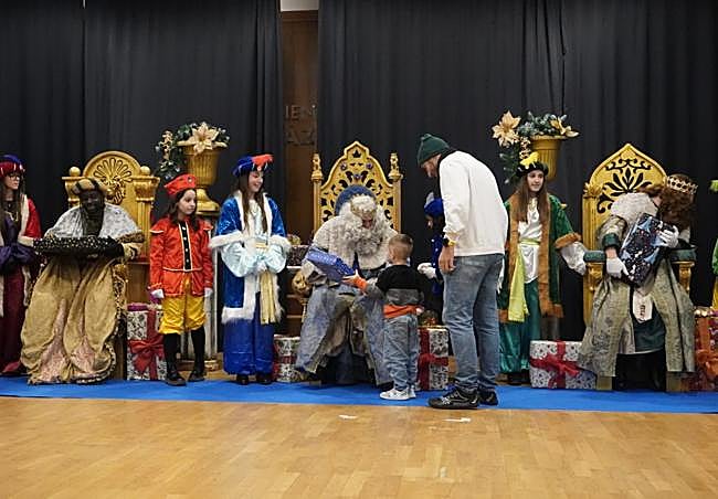 El Rey Melchor entrega un regalo a un niño en Los Alcázares.