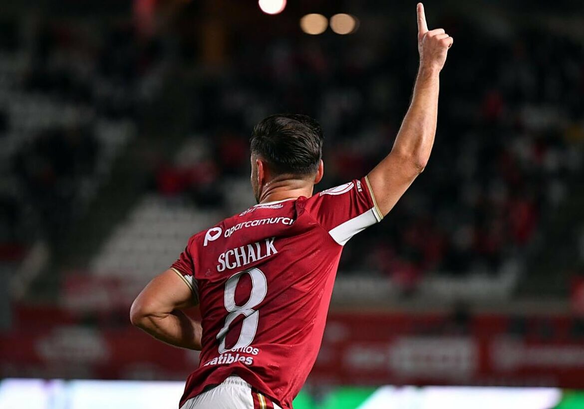 Juan Carlos Real y Schalk, desatascadores que se abren paso en el Murcia entre ruido y lesiones