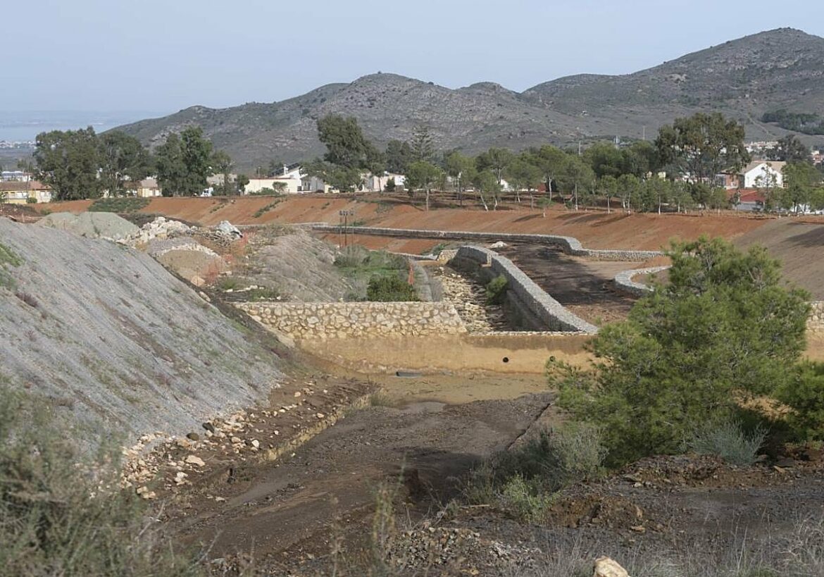 El Ministerio retira tierras contaminadas por residuos mineros en ramblas del Mar Menor