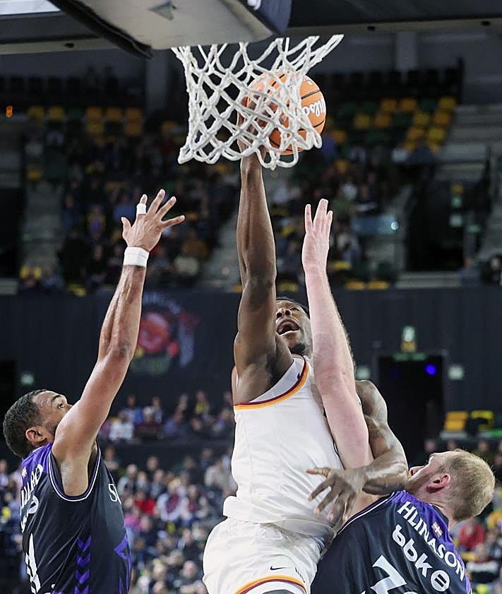 Imagen secundaria 2 - 1. Instrucciones de Sito Alonso en un momento del partido. 2. Cacok supera a Hlinason cerca del aro para una bandeja. 