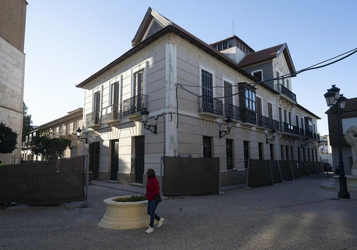 Las termitas y la aparición de un pozo obligan a alargar las obras en la Casa Rubio de Cartagena