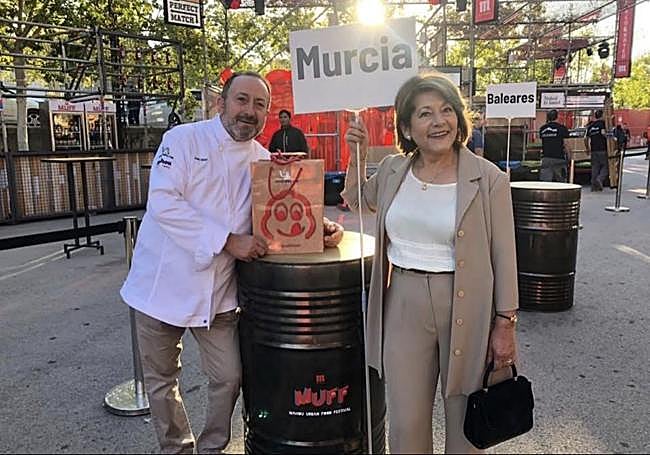 Juan Serrano y María Reyes, recogiendo un Bib Gourmand.