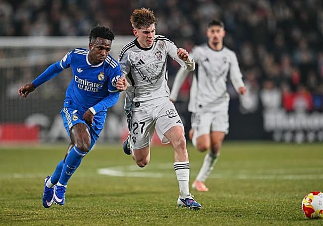 Un partido soberbio. El lateral cartagenero Dani Bernabéu ganando un duelo a Vinicius en el partido del miércoles.