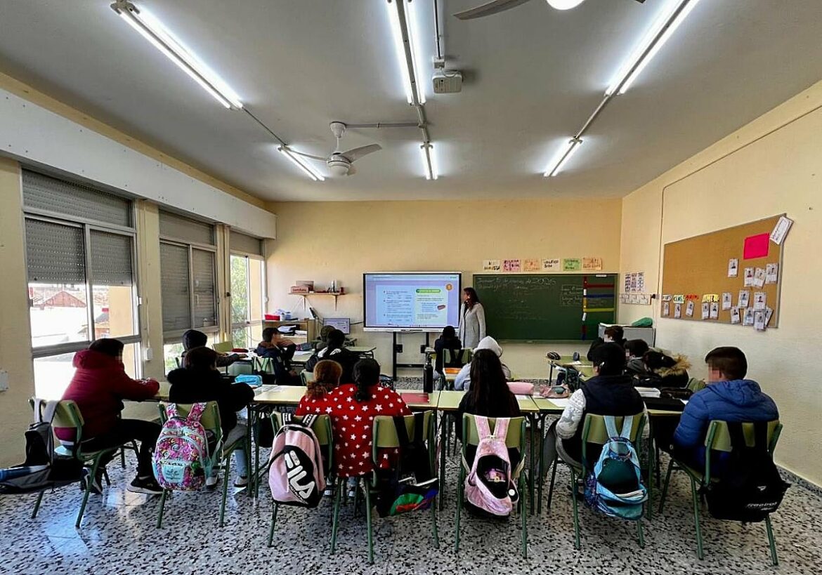 Alumnos de dos colegios de La Unión usan en clase abrigo y mantas por el frío
