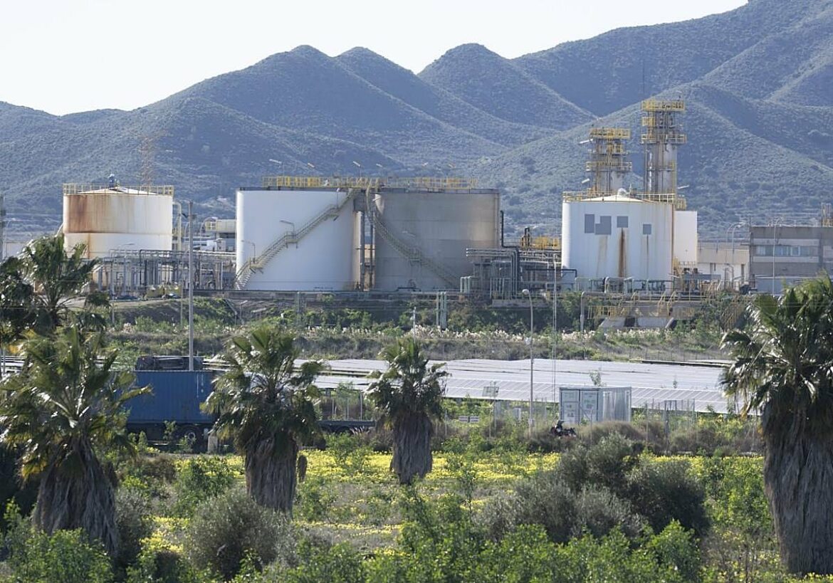 Los vecinos de La Aljorra temen que el impacto de Sabic hunda su economía