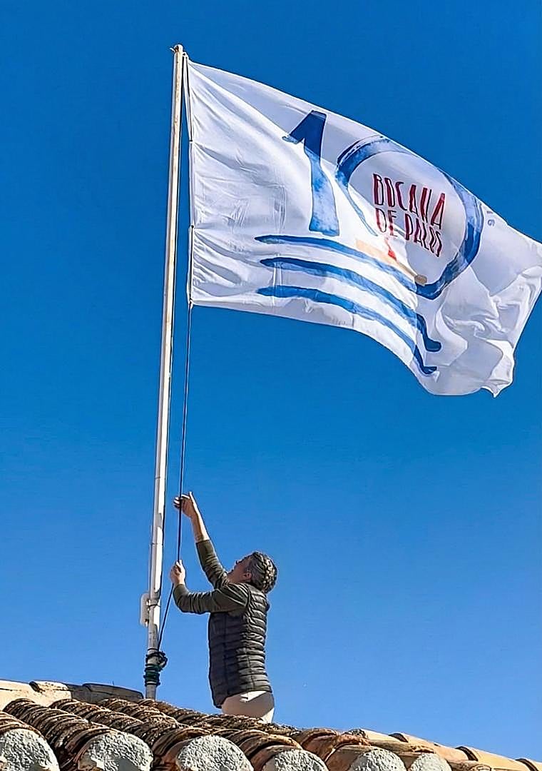 Imagen - Al cielo de Cabo de Palos. Izado de la bandera conmemorativa del décimo aniversario, el pasado día 10.