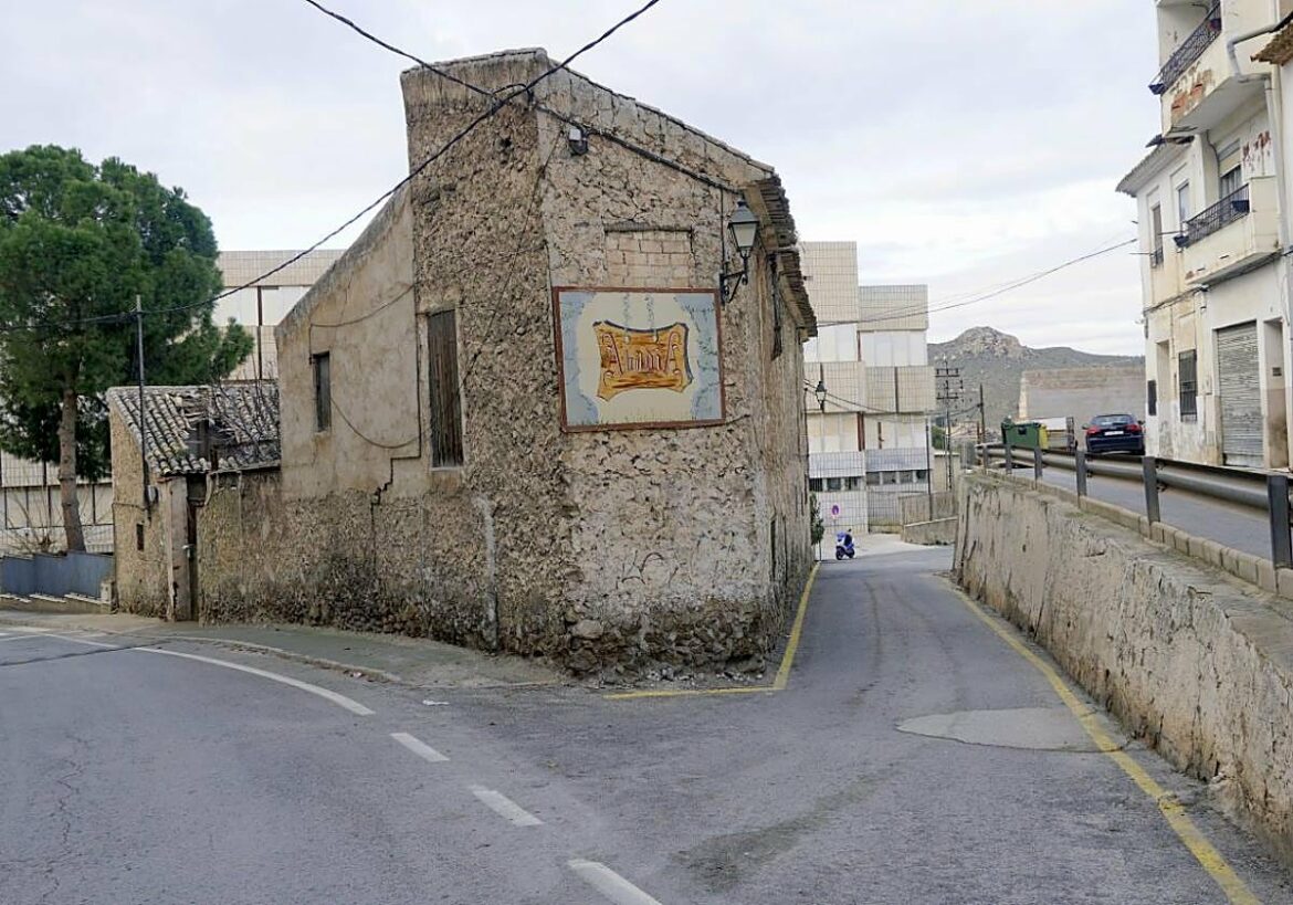 El derribo de un edificio en Abarán acabará con un punto negro en el acceso al polideportivo