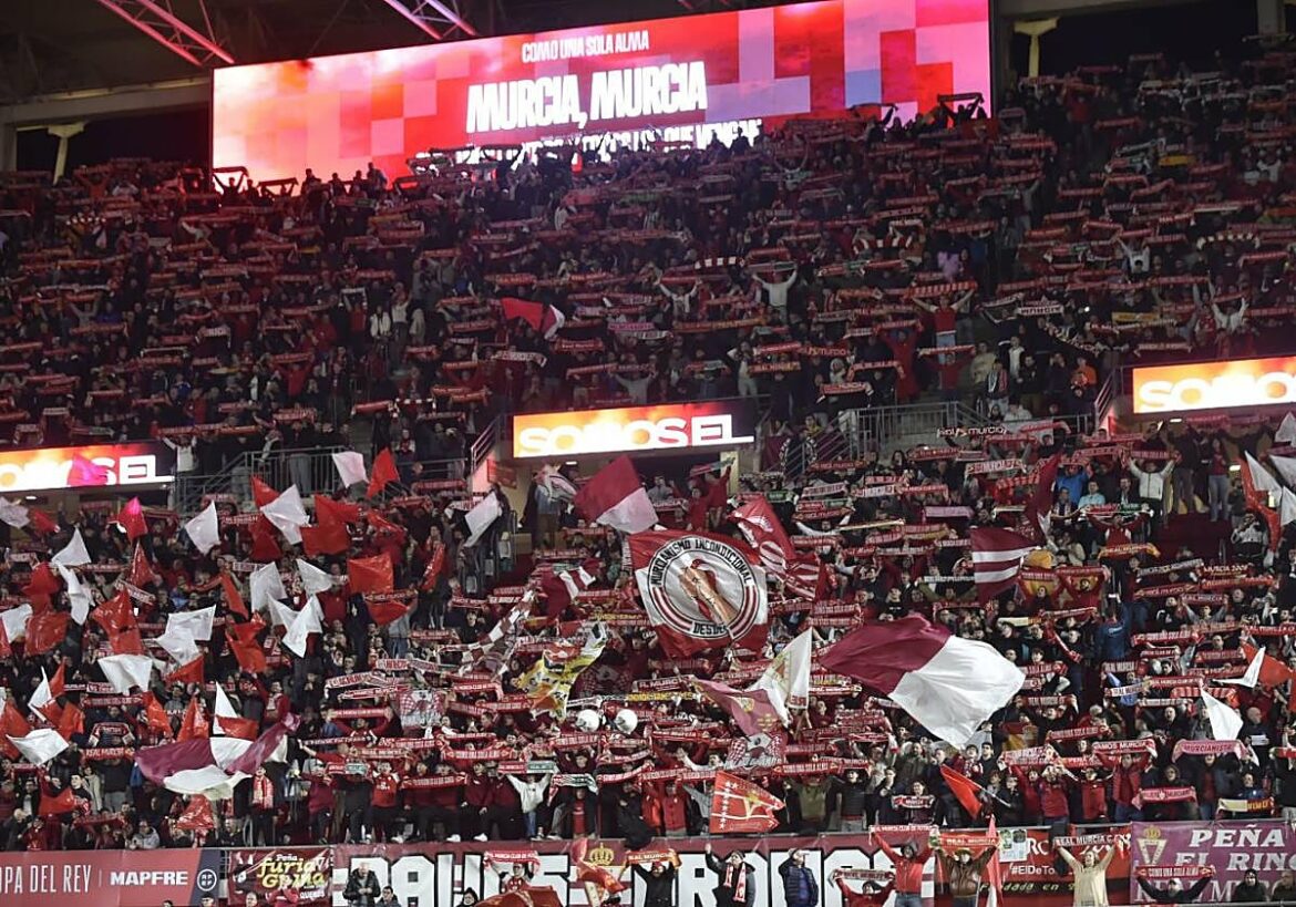 El Real Murcia busca el impulso final en el campo y en las gradas