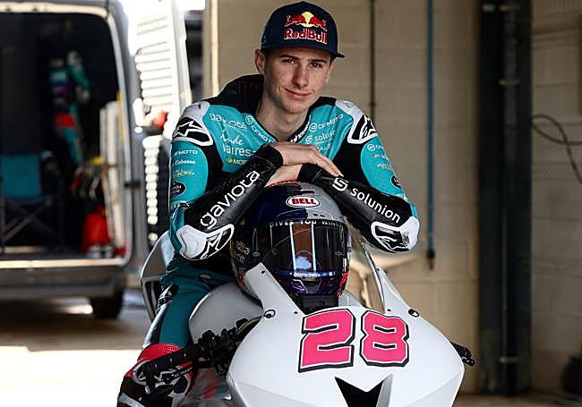 El piloto murciano, sobre su moto de entrenamiento, con el mono de trabajo puesto.