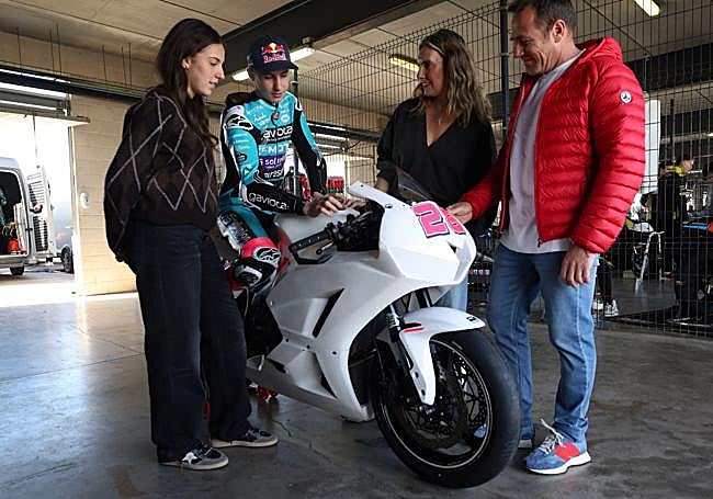 Quiles, rodeado por sus padres, Begoña y José David, y por su hermana, Alejandra.