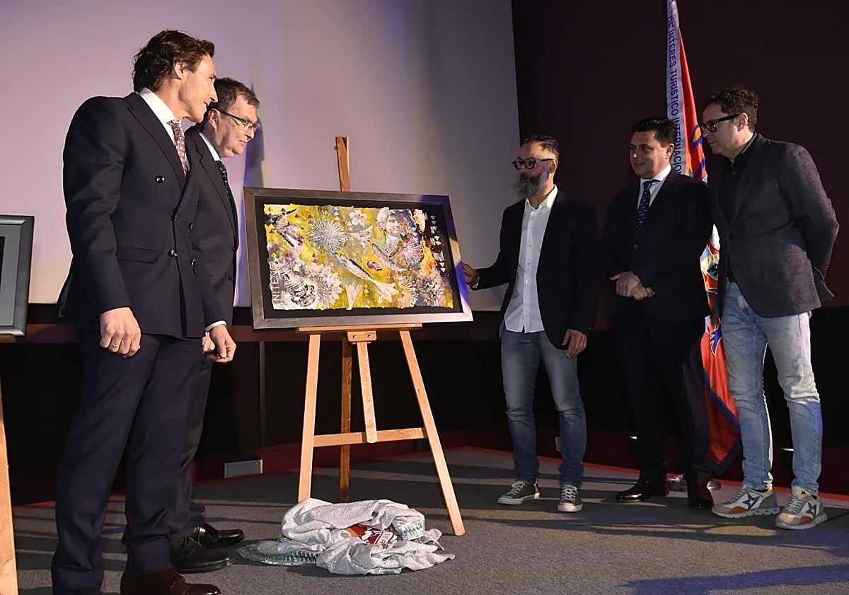 Imagen principal - Explosión abstracta de la primavera para anunciar el Entierro de la Sardina de Murcia