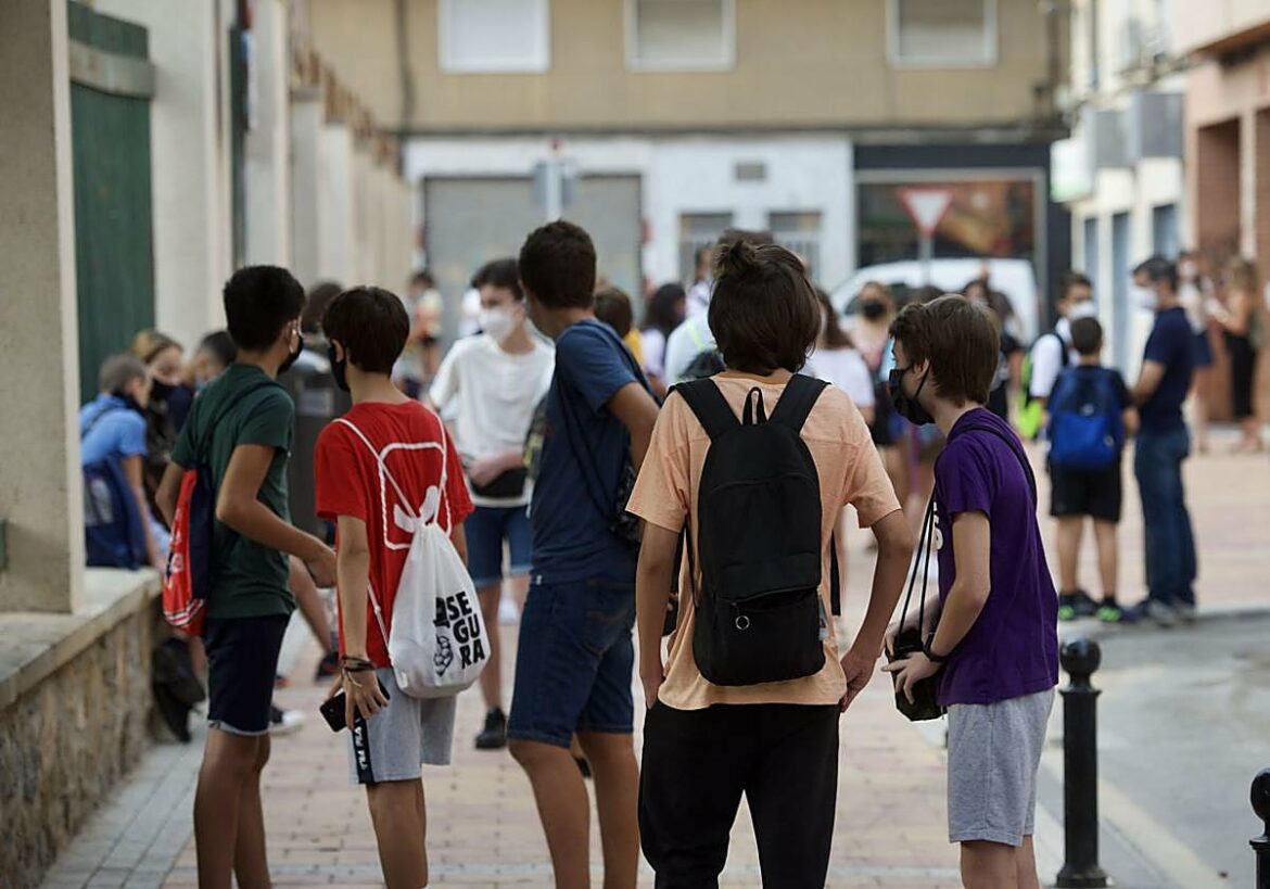 Los padres piden que se extienda el servicio a los institutos: «Los niños no dejan de comer porque cambien al IES»