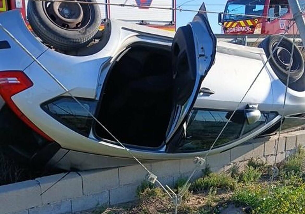 Rescatan a un conductor tras volcar su coche en Alhama