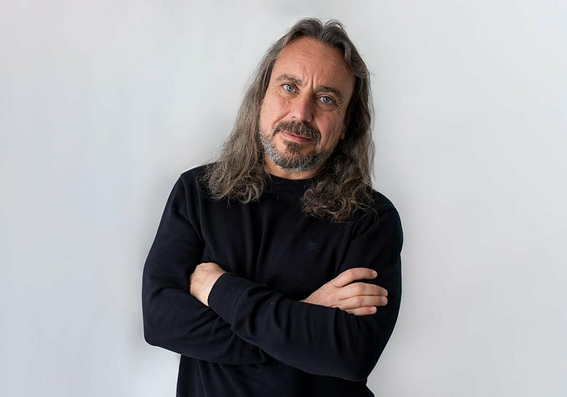 Alberto Chessa: «El aforismo es la forma que mejor retrata nuestra época»