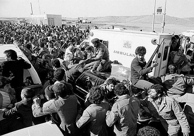 Miembros del IRGC protegiendo a Jomeini en Qom, Irán (1979)