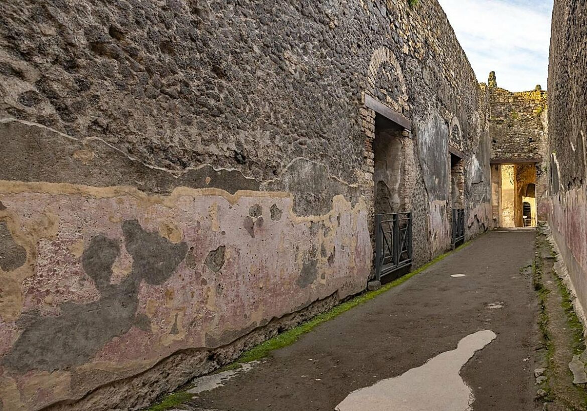 Última tecnología para recuperar los grafitis de los muros de Pompeya
